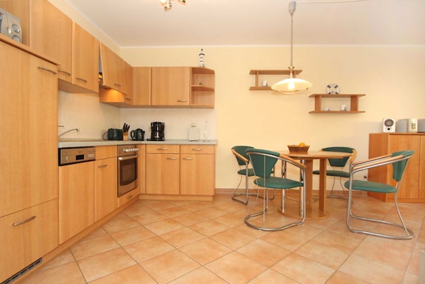 Køleskab, mikrobølgeovn, opvaskemaskine, kaffe-/temaskine