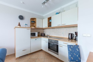 Køleskab, mikrobølgeovn, opvaskemaskine, kaffe-/temaskine