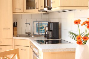 Køleskab, mikrobølgeovn, opvaskemaskine, kaffe-/temaskine