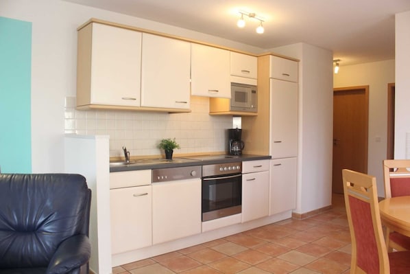 Køleskab, mikrobølgeovn, opvaskemaskine, kaffe-/temaskine