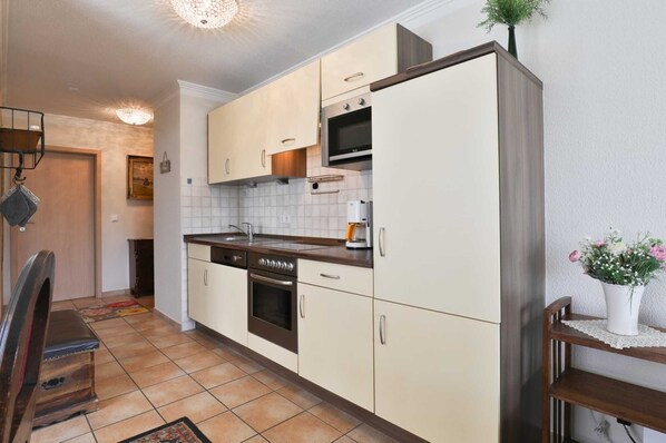 Køleskab, mikrobølgeovn, opvaskemaskine, kaffe-/temaskine