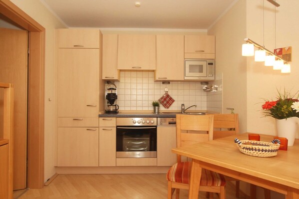 Køleskab, mikrobølgeovn, opvaskemaskine, kaffe-/temaskine