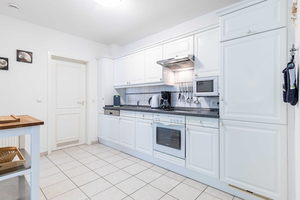 Køleskab, mikrobølgeovn, opvaskemaskine, kaffe-/temaskine