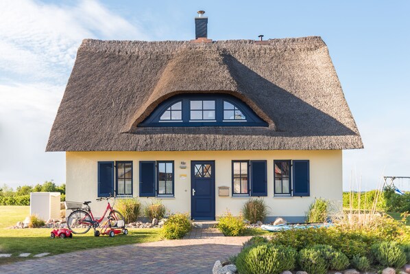 Exterior - Beautiful thatched house with view of the Baltic Sea on a large plot only 500 m from the beach (Zierow)
