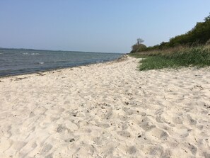 Beach nearby, sun-loungers - Beautiful thatched house with view of the Baltic Sea on a large plot only 500 m from the beach (Zierow)