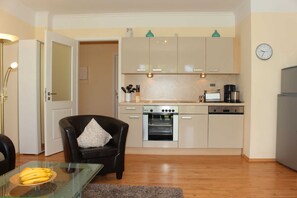 Køleskab, mikrobølgeovn, opvaskemaskine, kaffe-/temaskine