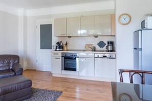 Køleskab, mikrobølgeovn, opvaskemaskine, kaffe-/temaskine