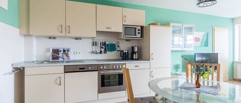 Køleskab, mikrobølgeovn, opvaskemaskine, kaffe-/temaskine