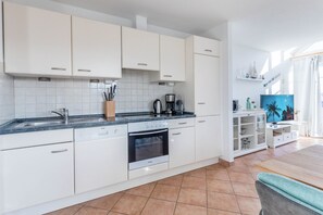 Køleskab, mikrobølgeovn, opvaskemaskine, kaffe-/temaskine