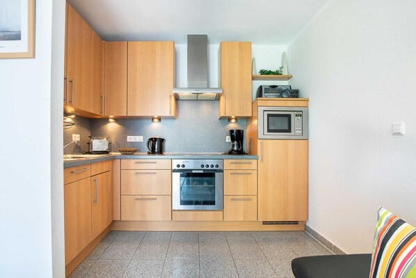 Køleskab, mikrobølgeovn, opvaskemaskine, kaffe-/temaskine