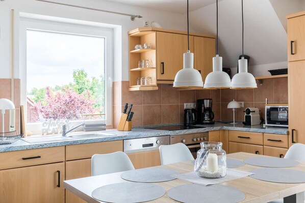 Køleskab, mikrobølgeovn, opvaskemaskine, kaffe-/temaskine