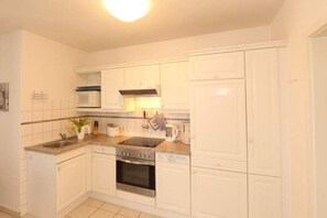 Køleskab, mikrobølgeovn, opvaskemaskine, kaffe-/temaskine