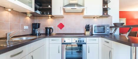 Køleskab, mikrobølgeovn, opvaskemaskine, kaffe-/temaskine