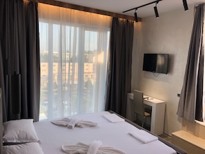 Hochwertige Bettwaren, Minibar, Schreibtisch