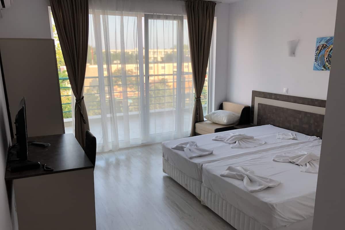 Luxe beddengoed, een minibar, een bureau, een laptopwerkplek