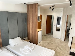 Appartement Standard | Aire de séjour | Téléviseur à écran plat de 32 po avec télévision par câble, téléviseur