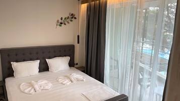 Apartamento estándar | Zona de estar | Televisión de pantalla plana de 32 pulgadas con canales por cable