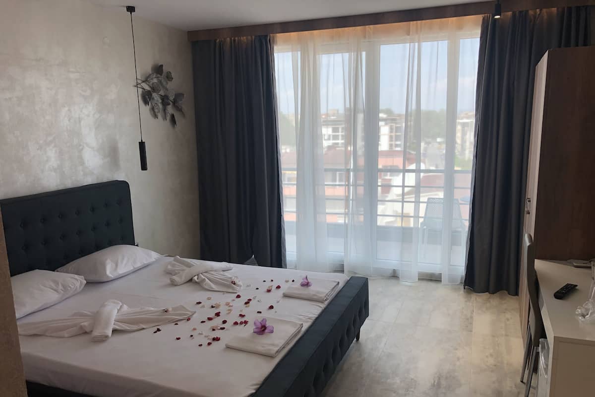 Luxe beddengoed, een minibar, een bureau, een laptopwerkplek
