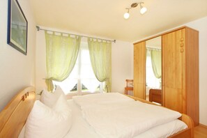 2 عدّة غرف نوم وخزنة داخل الغرفة وسرير سفر وواي فاي