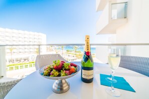 Outdoor dining - Sa Maniga 3 E comfortable apartment, beachfront, 2 bedrooms, up to 4pers. WLAN (Cala Millor)