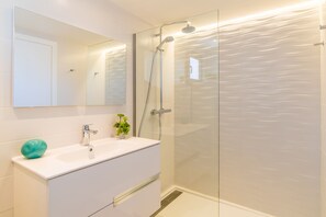 Shower, hair dryer, towels - Sa Maniga 3 E comfortable apartment, beachfront, 2 bedrooms, up to 4pers. WLAN (Cala Millor)