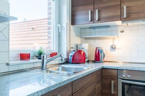 Kühlschrank, Mikrowelle, Ofen, Geschirrspüler