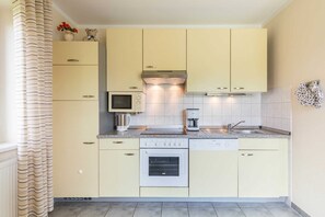 Køleskab, mikrobølgeovn, opvaskemaskine, kaffe-/temaskine