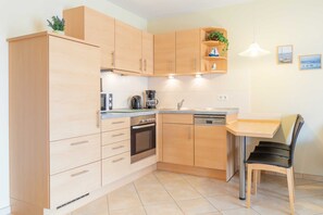 Réfrigérateur, micro-ondes, lave-vaisselle, cafetière/bouilloire