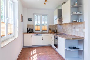 Køleskab, opvaskemaskine, kaffe-/temaskine, elkedel