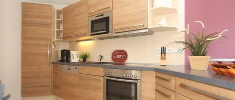 Køleskab, mikrobølgeovn, opvaskemaskine, kaffe-/temaskine