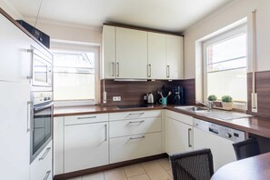 Køleskab, mikrobølgeovn, opvaskemaskine, kaffe-/temaskine