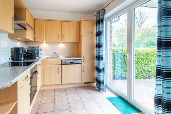 Køleskab, mikrobølgeovn, opvaskemaskine, kaffe-/temaskine