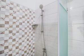 Kamar Double | Kamar mandi | Shower, perlengkapan mandi gratis,  dan handuk