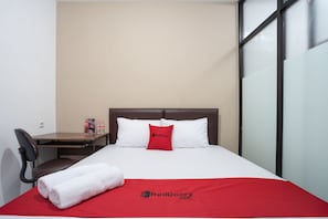 Double Room | Desk, free WiFi, bed sheets - RedDoorz near Eka Hospital BSD City (South Tangerang)
