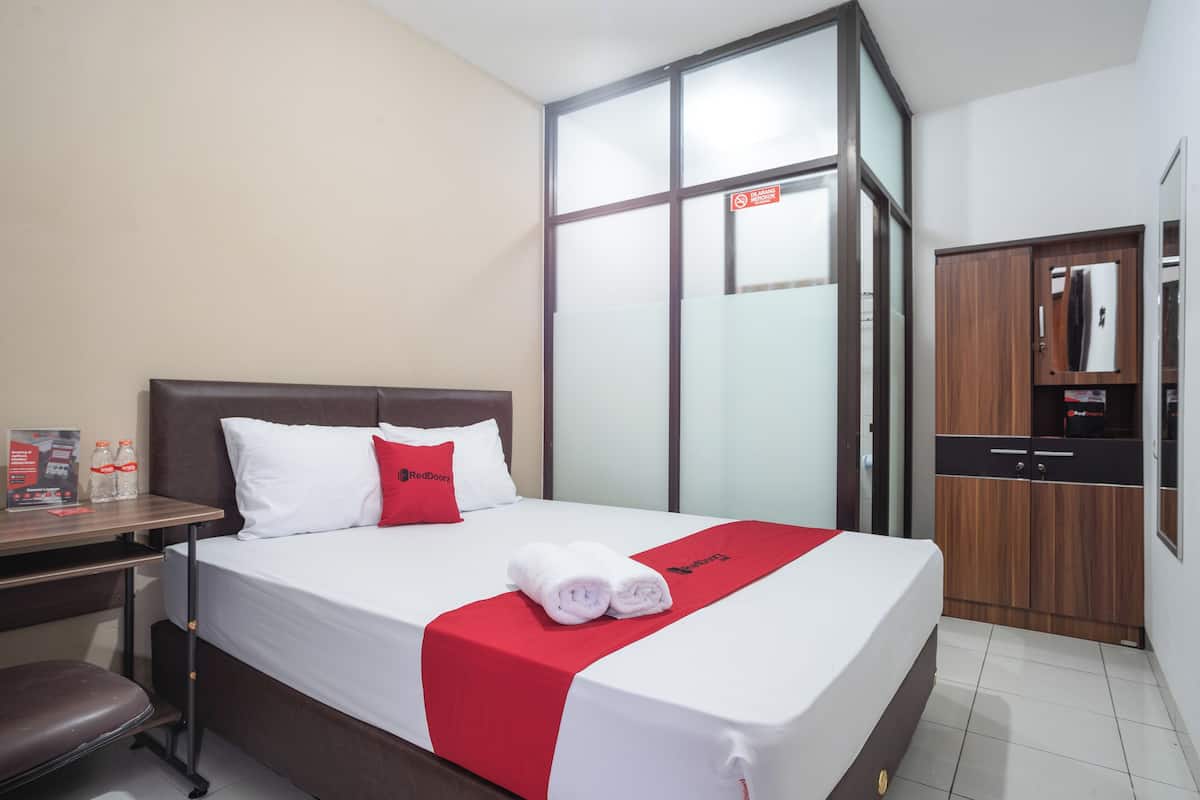 Escritorio, wifi gratis y ropa de cama