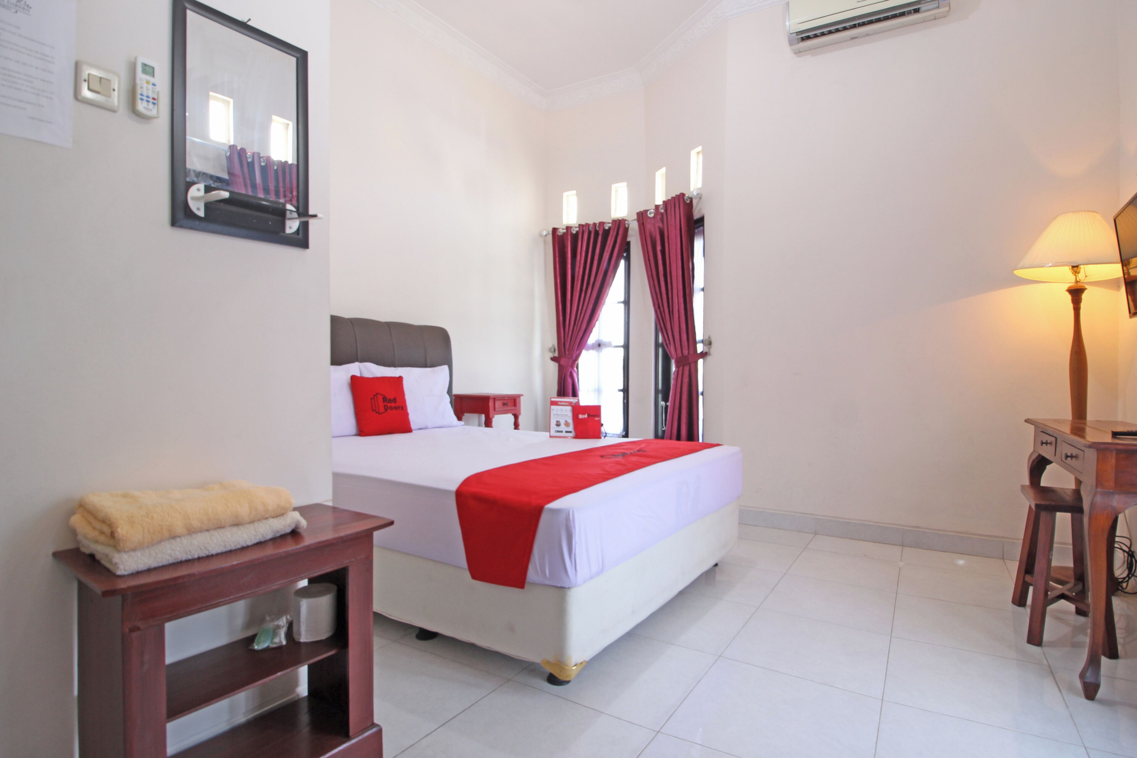 Desk, free WiFi, bed sheets