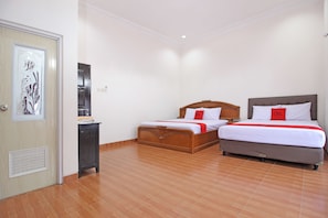 Desk, free WiFi, bed sheets - RedDoorz near UMY Yogyakarta (Sleman)