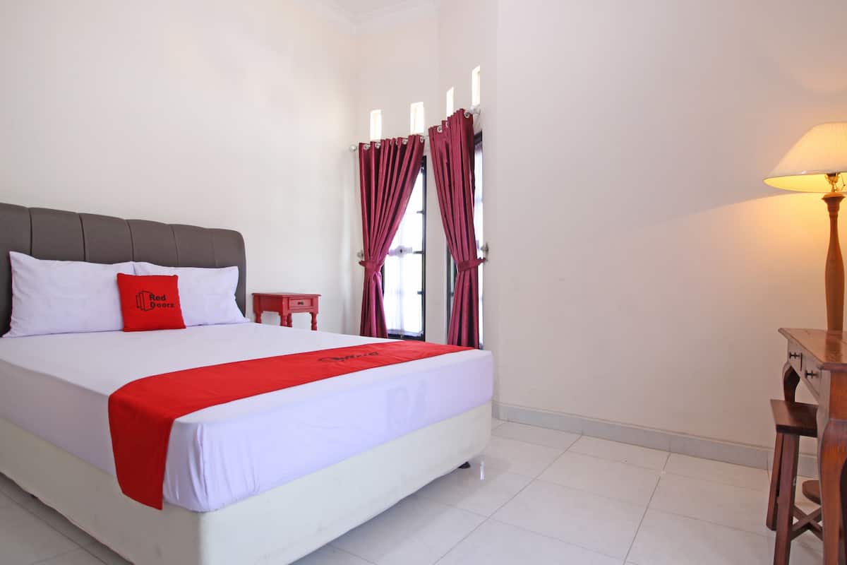 Desk, free WiFi, bed sheets