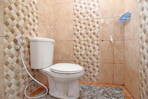 Shower, free toiletries, towels - RedDoorz near UMY Yogyakarta (Sleman)