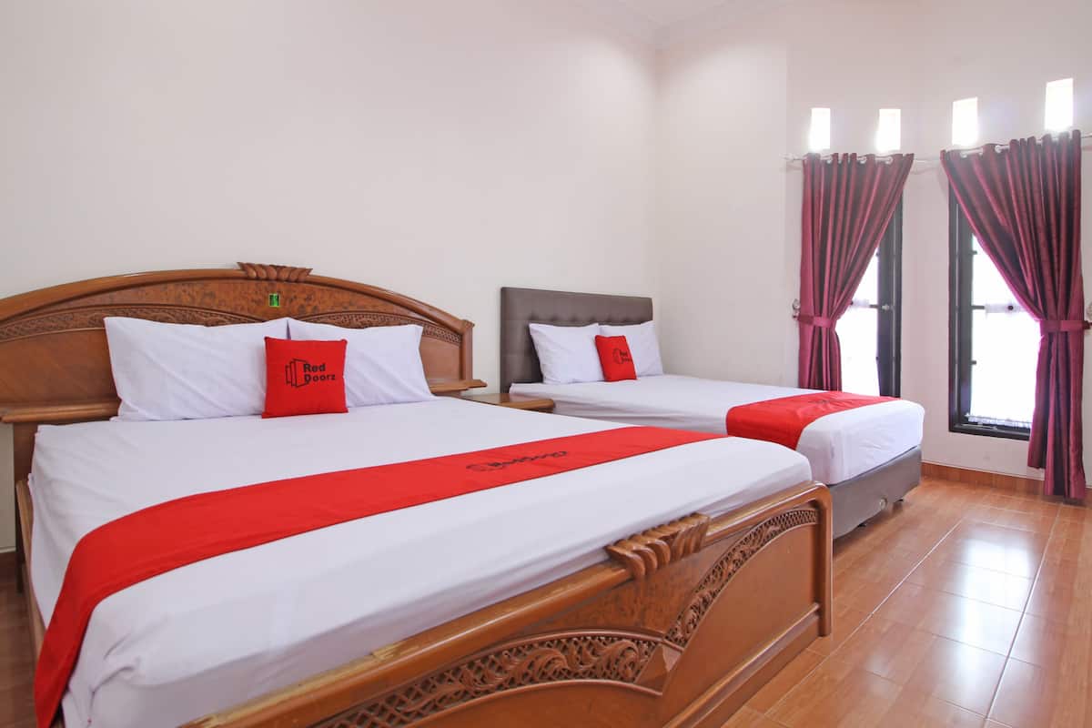 Family Room | Desk, free WiFi, bed sheets