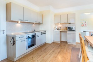 Køleskab, mikrobølgeovn, opvaskemaskine, kaffe-/temaskine