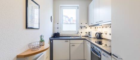 ثلاجة، ميكروويف، غسالة أطباق، ماكينة لصنع القهوة/الشاي