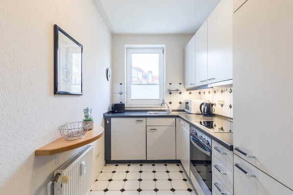 Køleskab, mikrobølgeovn, opvaskemaskine, kaffe-/temaskine