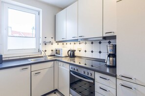 Køleskab, mikrobølgeovn, opvaskemaskine, kaffe-/temaskine