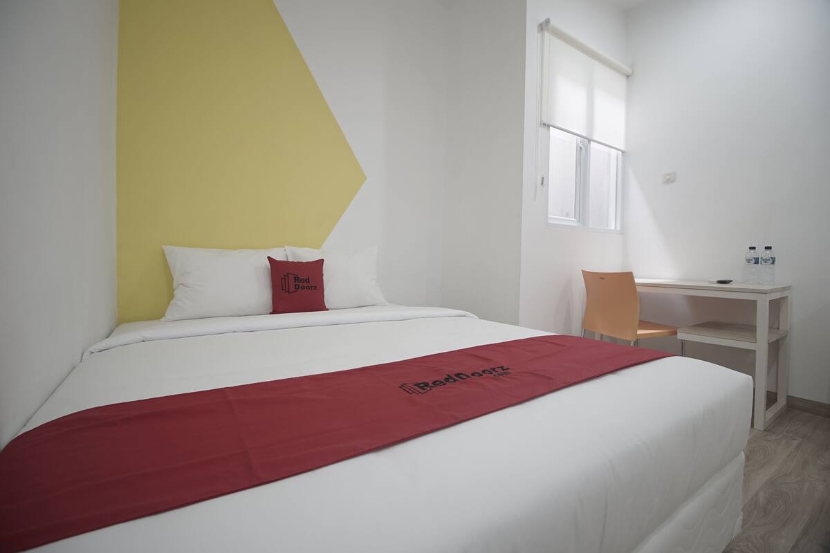 Desk, free WiFi, bed sheets