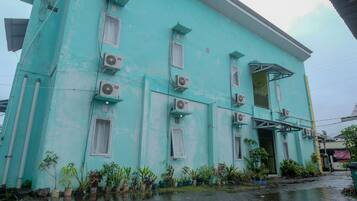 Vista frontal de la propiedad