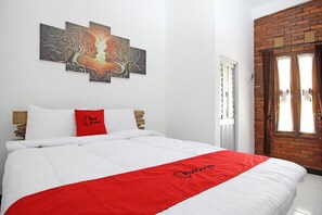 Desk, free WiFi, bed sheets - RedDoorz Syariah near Akmil Magelang (Mertoyudan)