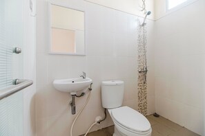 Shower, free toiletries, towels