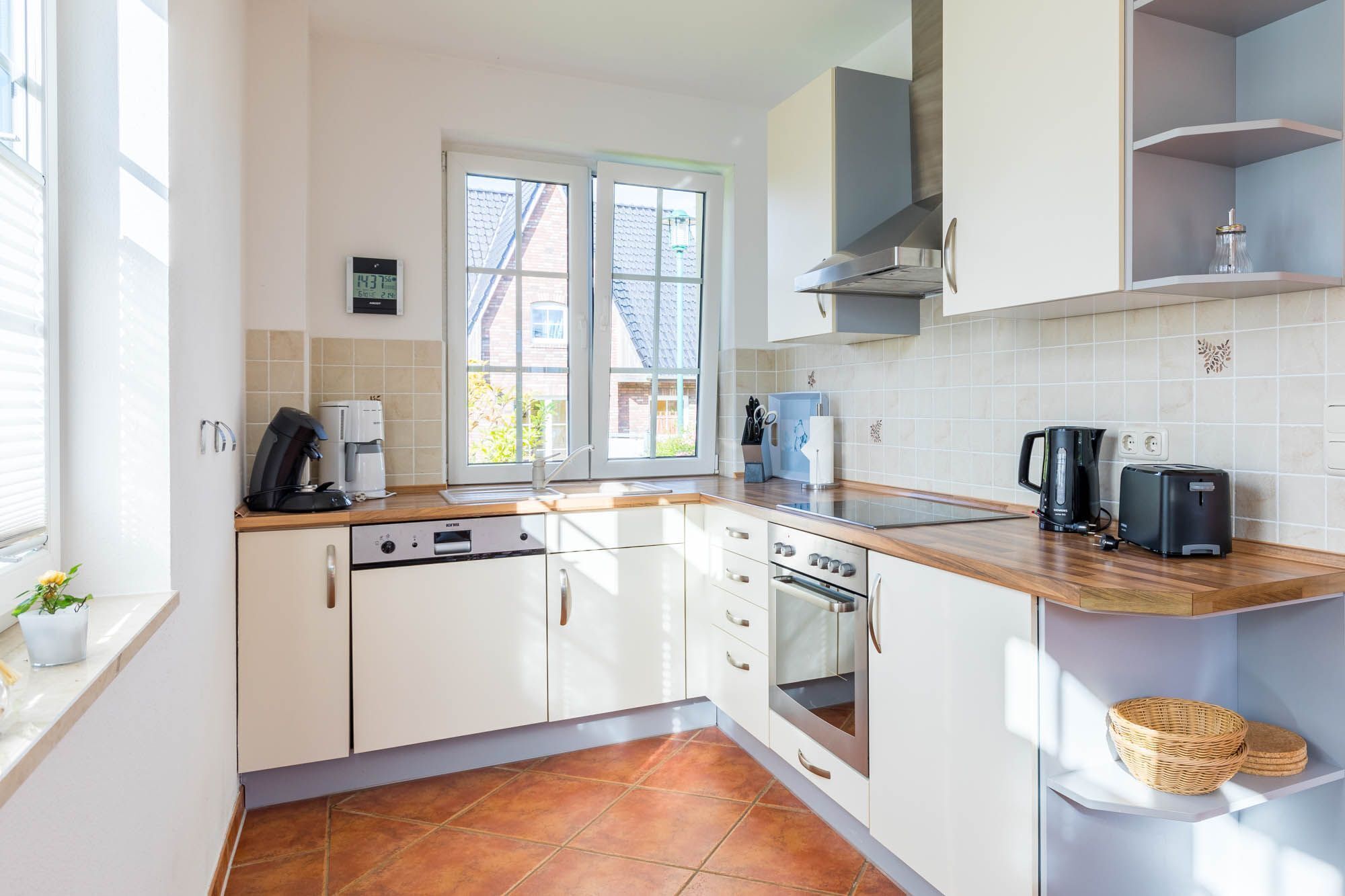 Fridge, dishwasher, coffee/tea maker, electric kettle