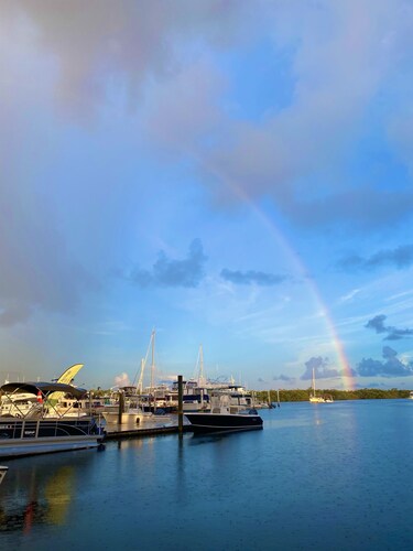 Sonnenuntergang am Wasser in der Aqua Villa Manatee @ Mangrove Resort LLC